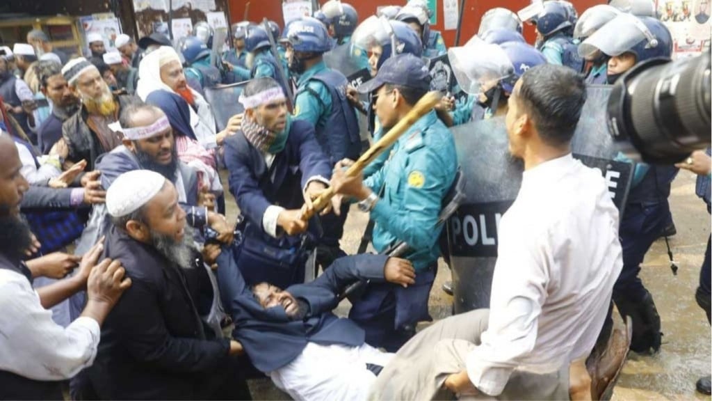 শাহবাগে প্রাথমিক শিক্ষকদের ওপর পুলিশের লাঠিচার্জ কাঁদানে গ্যাস ও সাউন্ড গ্রেনেড 2 1762603383 শাহবাগে প্রাথমিক শিক্ষকদের ওপর পুলিশের লাঠিচার্জ, কাঁদানে গ্যাস ও সাউন্ড গ্রেনেড