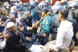শাহবাগে প্রাথমিক শিক্ষকদের ওপর পুলিশের লাঠিচার্জ, কাঁদানে গ্যাস ও সাউন্ড গ্রেনেড