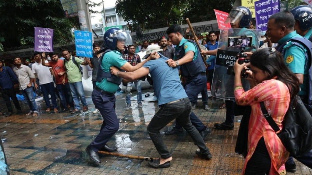 শাহবাগে প্রাথমিক শিক্ষকদের ওপর পুলিশের লাঠিচার্জ কাঁদানে গ্যাস ও সাউন্ড গ্রেনেড 3 1762609299 পুলিশের লাঠিপেটার পর প্রাথমিক শিক্ষকদের নতুন কর্মবিরতি ও অবস্থান কর্মসূচি