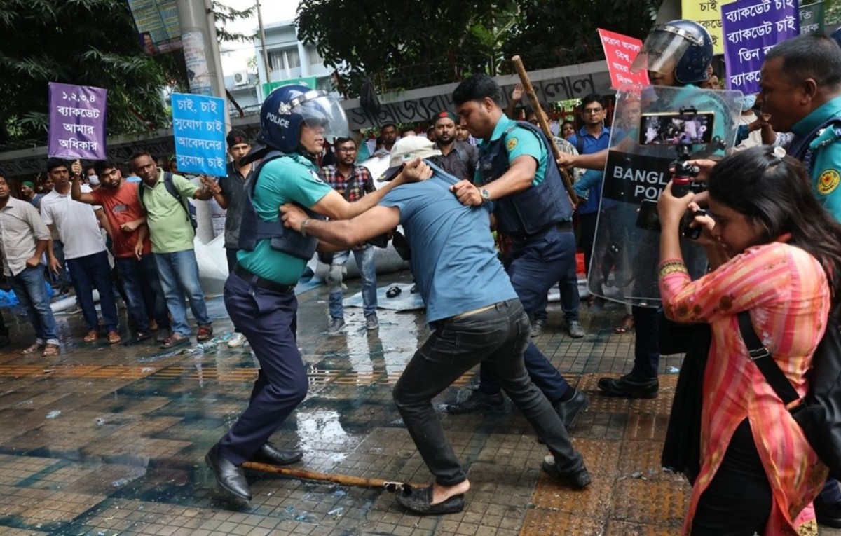 পুলিশের লাঠিপেটার পর প্রাথমিক শিক্ষকদের নতুন কর্মবিরতি ও অবস্থান কর্মসূচি