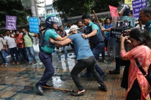 পুলিশের লাঠিপেটার পর প্রাথমিক শিক্ষকদের নতুন কর্মবিরতি ও অবস্থান কর্মসূচি