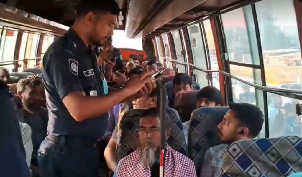 সন্দেহ হলে আমিনবাজারে যাত্রীদের ব্যাগ ও মুঠোফোন তল্লাশি 1762956185 সন্দেহ হলে আমিনবাজারে যাত্রীদের ব্যাগ ও মুঠোফোন তল্লাশি