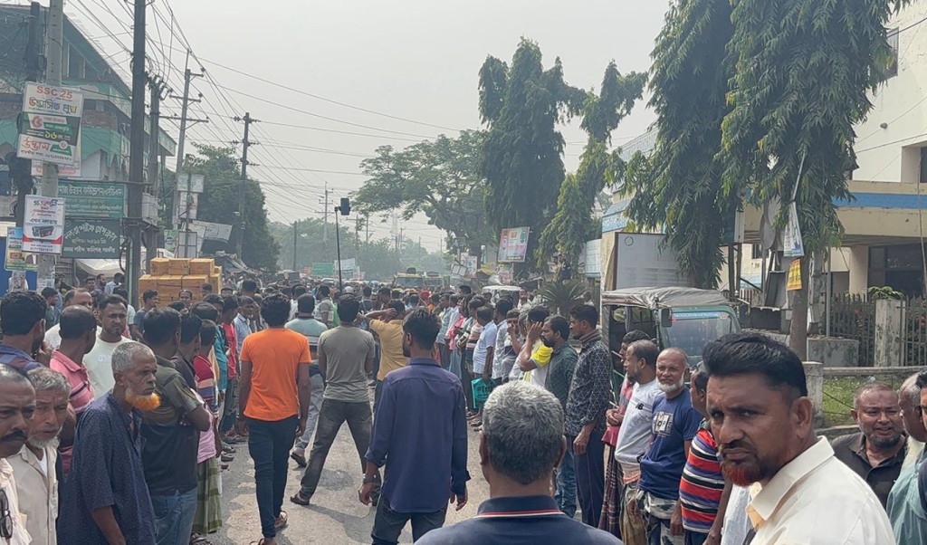 সাতক্ষীরায় মহাসড়ক অবরোধ ও বিক্ষোভ 4 সাতক্ষীরায় মহাসড়ক অবরোধ ও বিক্ষোভ 1762244427 সাতক্ষীরায় মহাসড়ক অবরোধ ও বিক্ষোভ