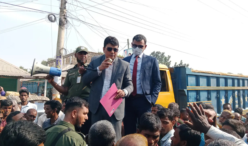 সার না পেয়ে হাতীবান্ধায় মহাসড়ক অবরোধে কৃষকরা 1764499547 সার না পেয়ে হাতীবান্ধায় মহাসড়ক অবরোধে কৃষকরা