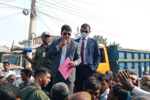 সার না পেয়ে হাতীবান্ধায় মহাসড়ক অবরোধে কৃষকরা