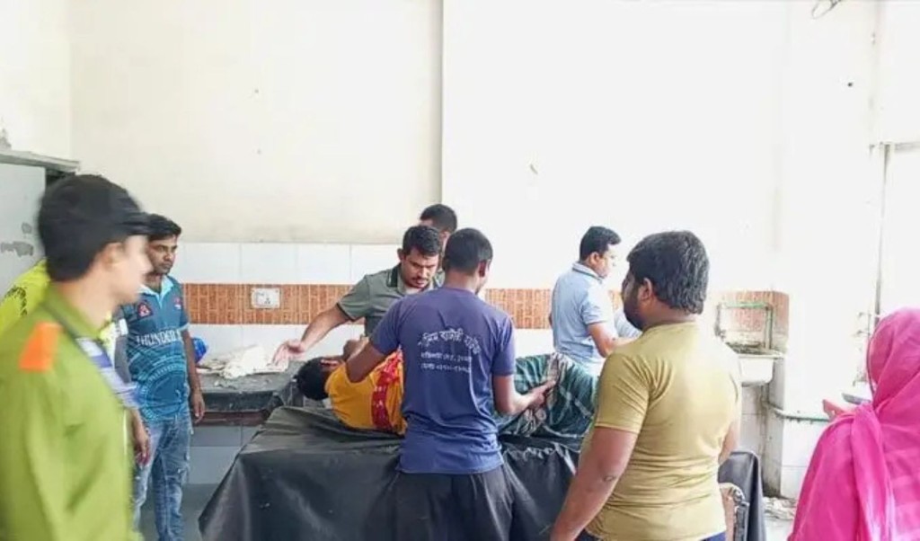 সার নেওয়া নিয়ে তর্ক, কুপিয়ে রক্তাক্ত যুবককে 3 সার নেওয়া নিয়ে তর্ক কুপিয়ে রক্তাক্ত যুবক 1762440121 সার নেওয়া নিয়ে তর্ক, কুপিয়ে রক্তাক্ত যুবককে