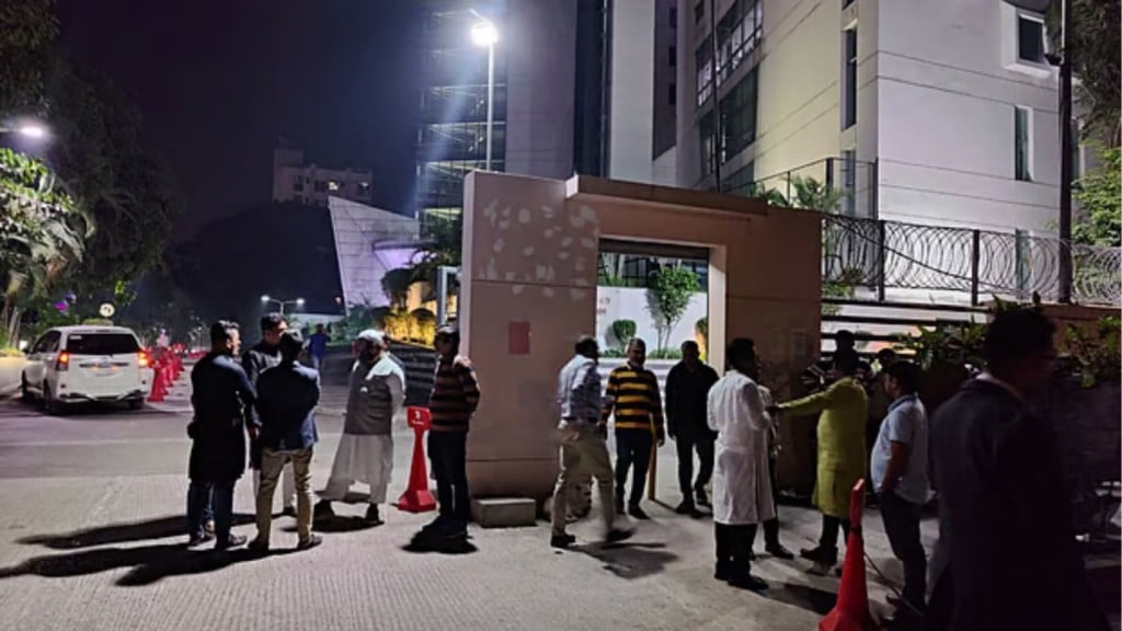 সিসিইউতে খালেদা জিয়া 1764356773 সিসিইউতে খালেদা জিয়া: সংকটাপন্ন অবস্থায় এভারকেয়ারে নেতাকর্মীরা
