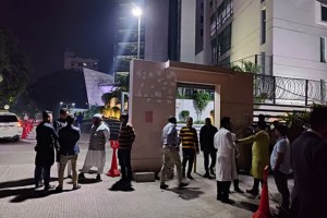 সিসিইউতে খালেদা জিয়া: সংকটাপন্ন অবস্থায় এভারকেয়ারে নেতাকর্মীরা