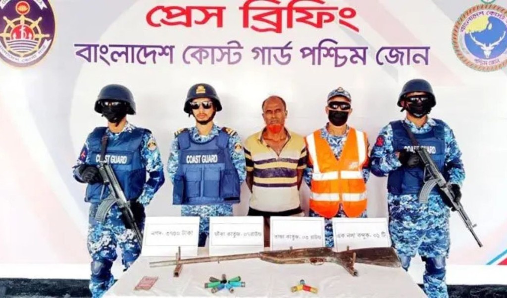 সুন্দরবনে অস্ত্রসহ ‘দুলাভাই বাহিনী’র সদস্য আটক 4 সুন্দরবনে অস্ত্রসহ ‘দুলাভাই বাহিনীর সদস্য আটক 1762430146 সুন্দরবনে অস্ত্রসহ ‘দুলাভাই বাহিনী’র সদস্য আটক