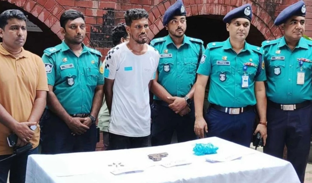 ‘Raktachosha Joni Arrested in Mohammadpur with Weapons 1763701222 মোহাম্মদপুরে অস্ত্রসহ ‘রক্তচোষা জনি’ গ্রেপ্তার