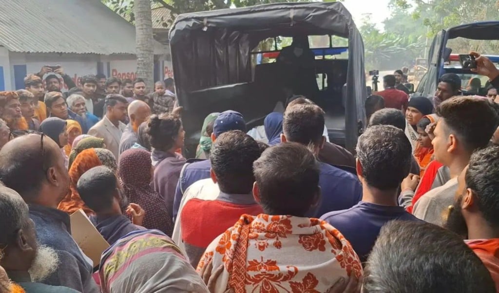 Brutal Attack Inside Home in Joypurhat Woman Dead Schoolgirl Niece Critical 1764748728 ঘরে ঢুকে হামলা, ফুফু নিহত—গুরুতর অবস্থায় ভাতিজি