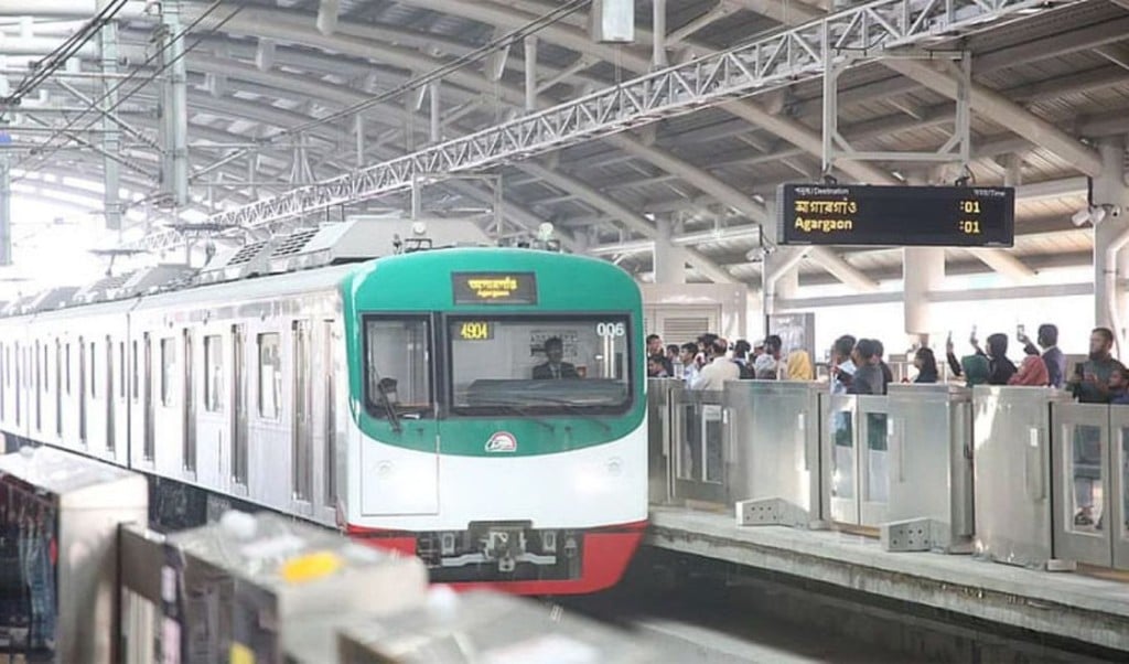 Cloth on Metro Rail Wire Causes 20 Minute Service Disruption 1764748338 তারে কাপড় আটকে ২০ মিনিট বন্ধ ছিল মেট্রোরেল চলাচল
