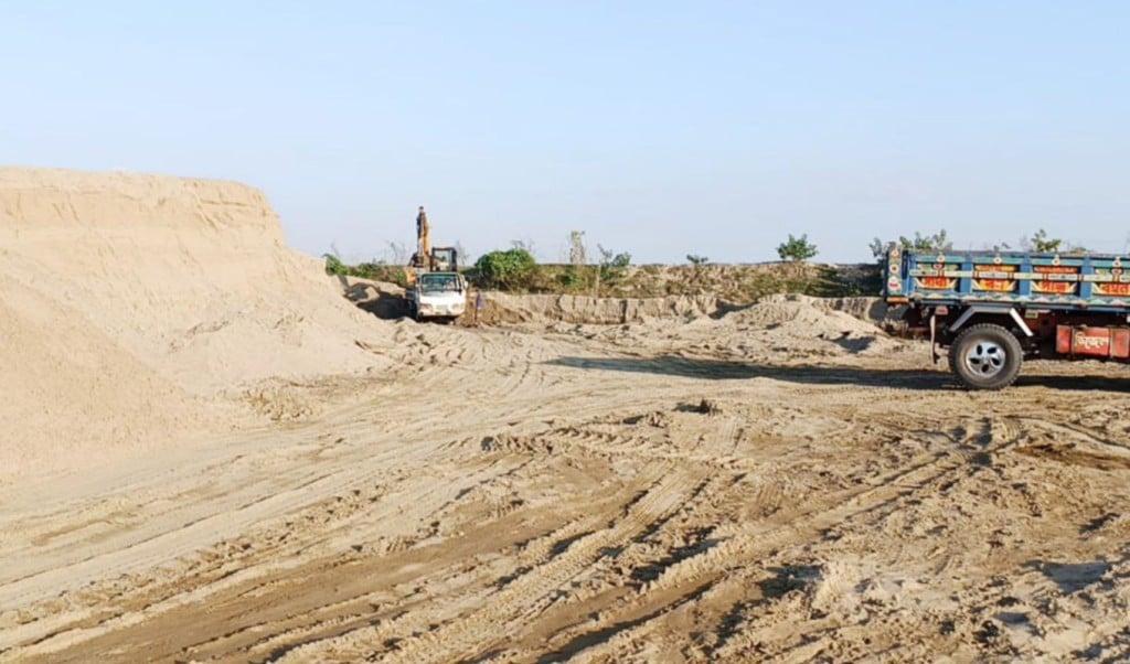 Illegal Sand Extraction Under the Cover of Road Repair 1764747999 সড়ক সংস্কারের আড়ালে অবৈধভাবে বালু উত্তোলন
