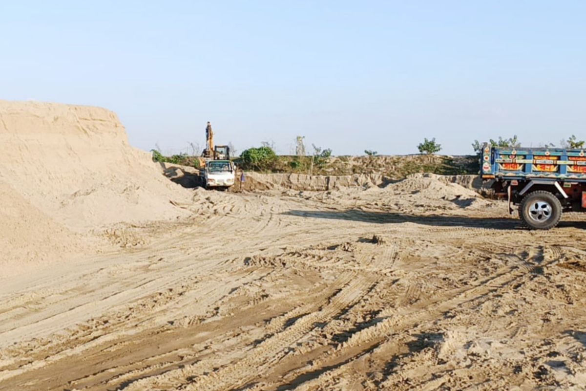 সড়ক সংস্কারের আড়ালে অবৈধভাবে বালু উত্তোলন