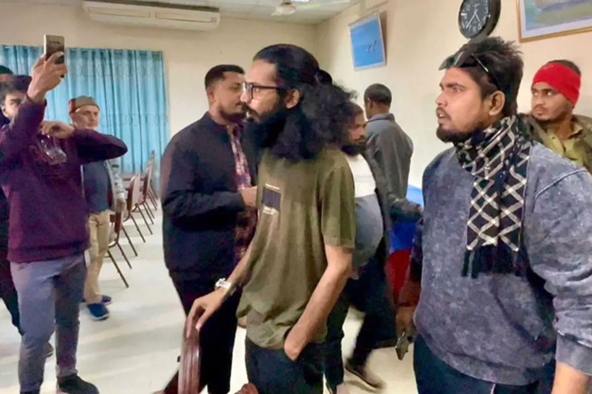 সাংবাদিকদের হুমকি দেওয়া যুবশক্তির দুই নেতা সাময়িক অব্যাহতি