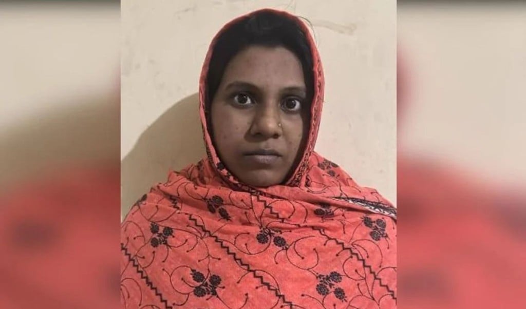 Woman Arrested in Ishwardi for Killing Eight Puppies by Dumping Them in a Pond 1764737927 ঈশ্বরদীতে বস্তায় ভরে আট কুকুরছানা হত্যার অভিযোগে নারী গ্রেপ্তার