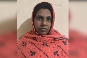 ঈশ্বরদীতে বস্তায় ভরে আট কুকুরছানা হত্যার অভিযোগে নারী গ্রেপ্তার