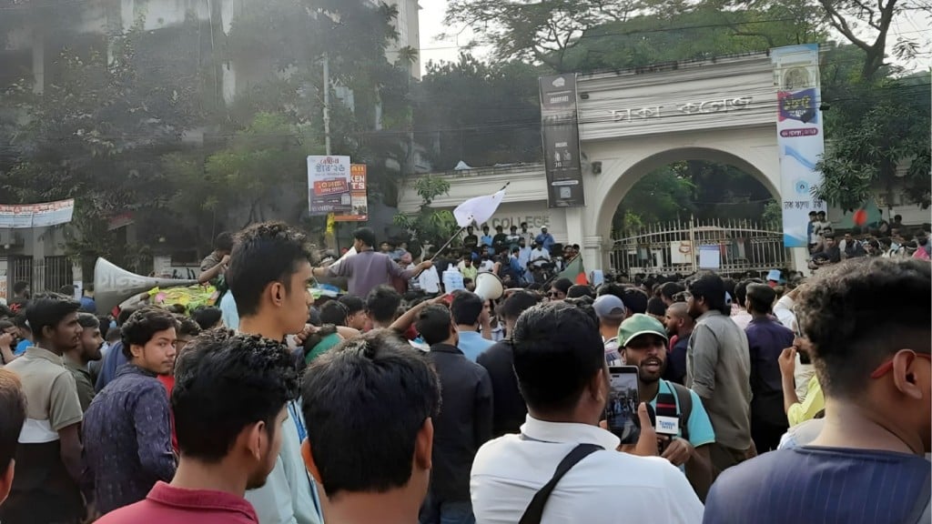 অধ্যাদেশ জারির দাবিতে সড়কে সাত কলেজের শিক্ষার্থীরা মিরপুর সড়কে স্থবির নগরী 1764807173 অধ্যাদেশ জারির দাবিতে সড়কে সাত কলেজের শিক্ষার্থীরা: মিরপুর সড়কে স্থবির নগরী