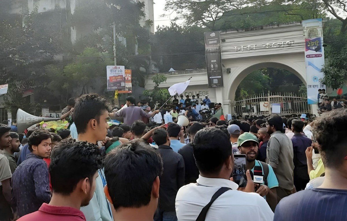 অধ্যাদেশ জারির দাবিতে সড়কে সাত কলেজের শিক্ষার্থীরা: মিরপুর সড়কে স্থবির নগরী