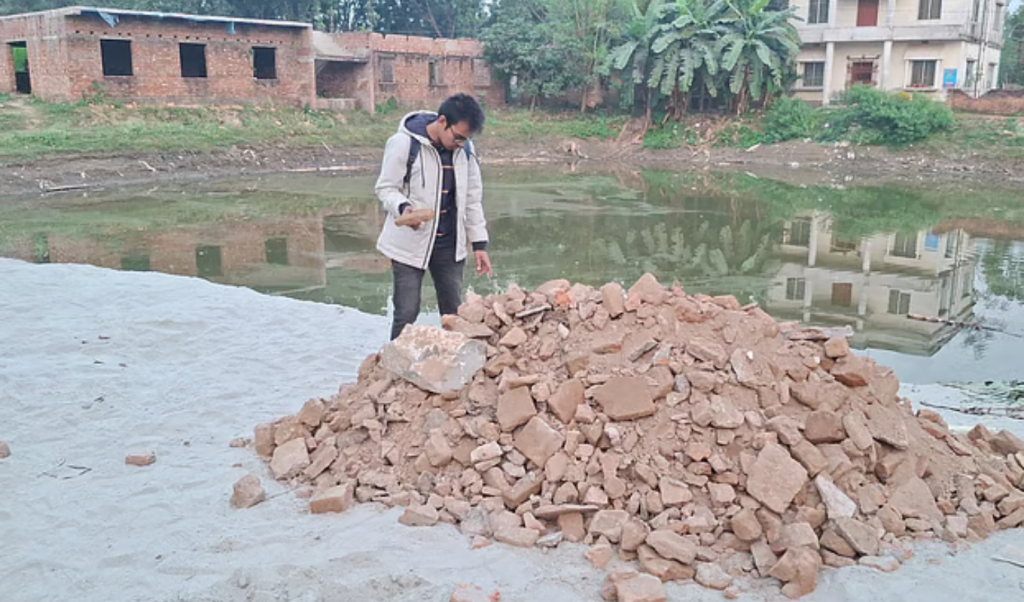 অবশেষে উদ্ধার ঋত্বিক ঘটকের বাড়ির ইট ১১ কিলোমিটার দূরের ডোবায় ফেলা ছিল 1766040920 অবশেষে উদ্ধার ঋত্বিক ঘটকের বাড়ির ইট, ১১ কিলোমিটার দূরের ডোবায় ফেলা ছিল