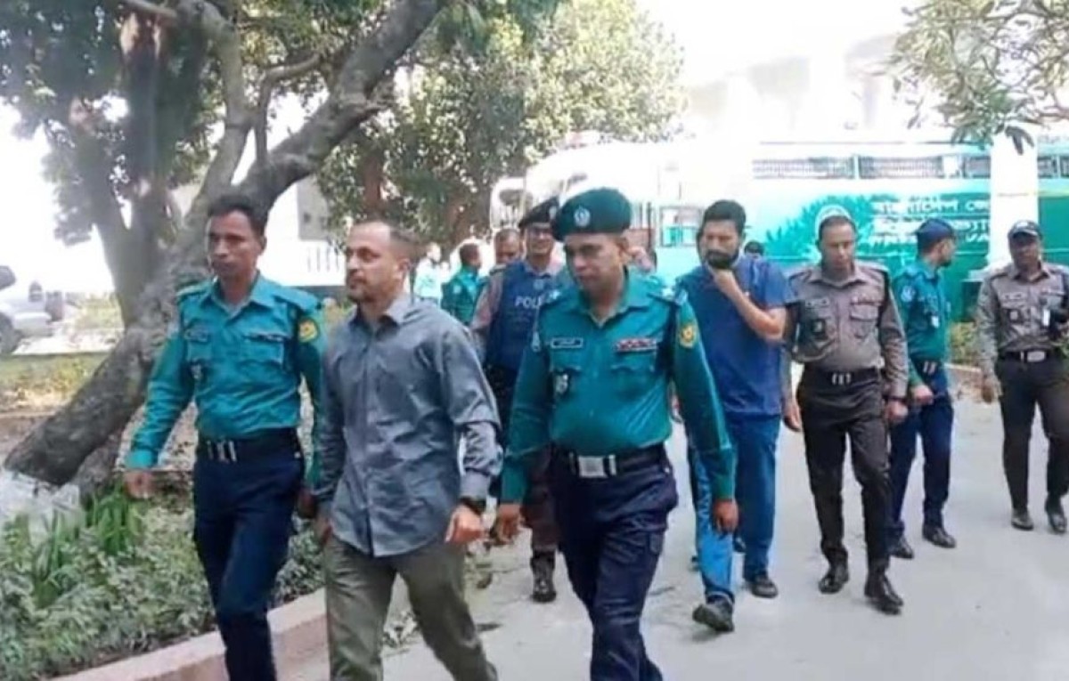 কড়া নিরাপত্তায় ট্রাইব্যুনালে হাজির দুই সেনা কর্মকর্তা