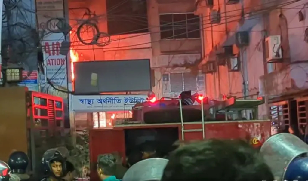 উদীচী কার্যালয়ে ভয়াবহ অগ্নিকাণ্ডে সাংস্কৃতিক অঙ্গনে উদ্বেগ 1766156744 উদীচী কার্যালয়ে ভয়াবহ অগ্নিকাণ্ডে সাংস্কৃতিক অঙ্গনে উদ্বেগ