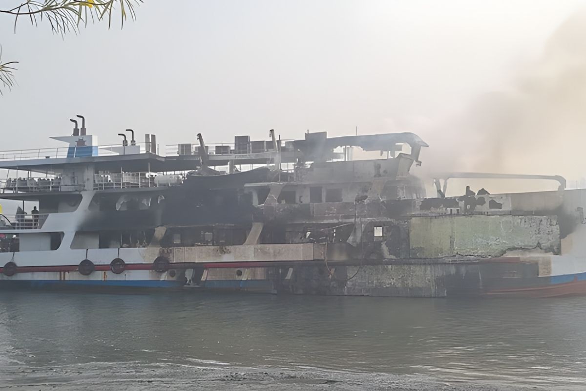 কক্সবাজারে সেন্ট মার্টিনগামী জাহাজে আগুন, নিহত ১