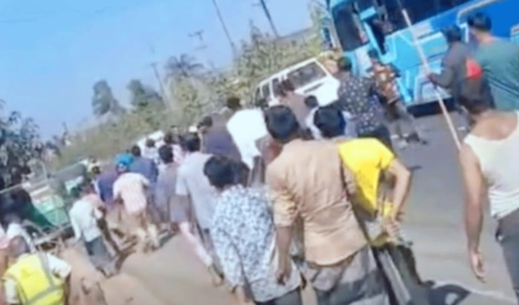 কর্ণফুলীতে ট্রাফিক পুলিশের ওপর অটোরিকশা হামলা 1766319599 কর্ণফুলীতে ট্রাফিক পুলিশের ওপর অটোরিকশা হামলা
