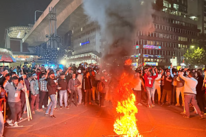 কারওয়ান বাজারে মুঠোফোন ব্যবসায়ীদের সড়ক অবরোধ, যান চলাচল বন্ধ