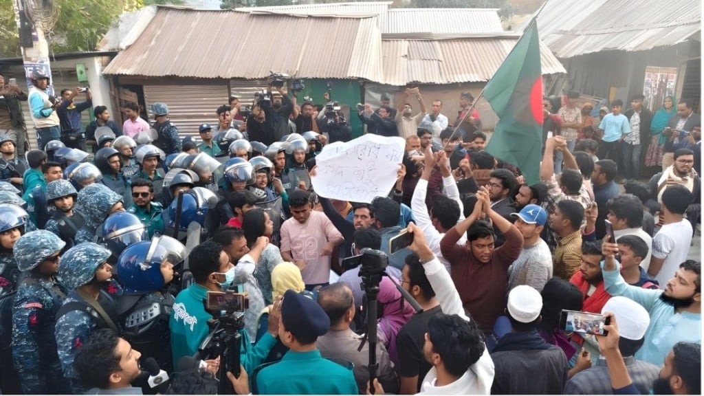 খুলনায় ব্যারিকেড ভাঙল বিক্ষোভকারী ভারতীয় হাইকমিশনের সামনে জড়ো 1766101318 খুলনায় ব্যারিকেড ভাঙল বিক্ষোভকারী, ভারতীয় হাইকমিশনের সামনে জড়ো