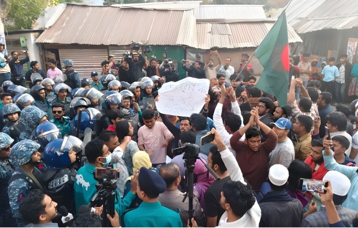খুলনায় ব্যারিকেড ভাঙল বিক্ষোভকারী, ভারতীয় হাইকমিশনের সামনে জড়ো