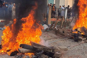 গফরগাঁওয়ে মনোনয়ন বিরোধে রেলপথে আগুন ও উত্তেজনা