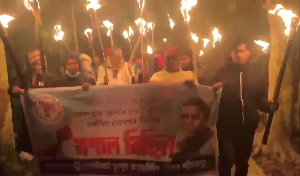 গভীর রাতে মশাল মিছিল নিয়ে রাস্তায় আ. লীগ কর্মীরা 1766740119 গভীর রাতে মশাল মিছিল নিয়ে রাস্তায় আ. লীগ কর্মীরা