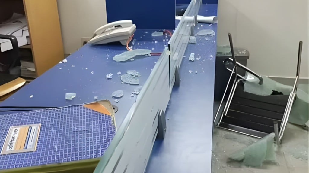 চৌমুহনীতে ক্লিনিকে তাণ্ডব রোগীদের প্রাণভয়ে ছোটাছুটি ও লুটপাট 1767136145 চৌমুহনীতে ক্লিনিকে তাণ্ডব: রোগীদের প্রাণভয়ে ছোটাছুটি ও লুটপাট
