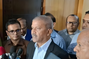 আইনগতভাবে কোনো বাধা নেই, দেশে ফিরতে পারেন তারেক রহমান: আইন উপদেষ্টা