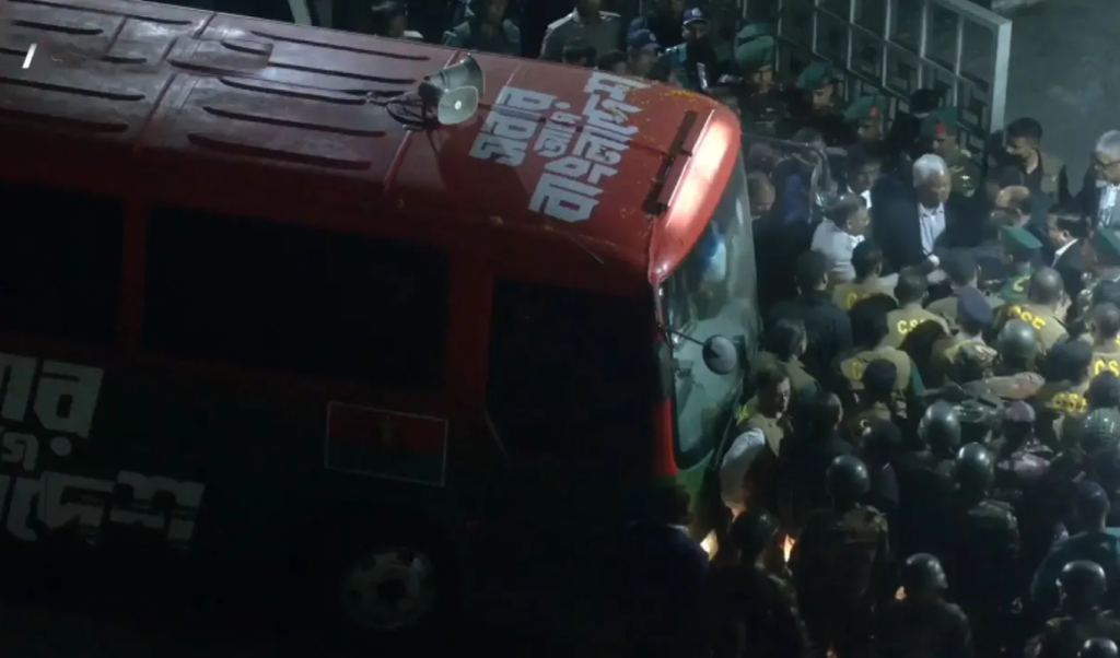দীর্ঘ ১৭ বছর পর হাসপাতালে মায়ের পাশে তারেক রহমান 1766674390 দীর্ঘ ১৭ বছর পর হাসপাতালে মায়ের পাশে তারেক রহমান
