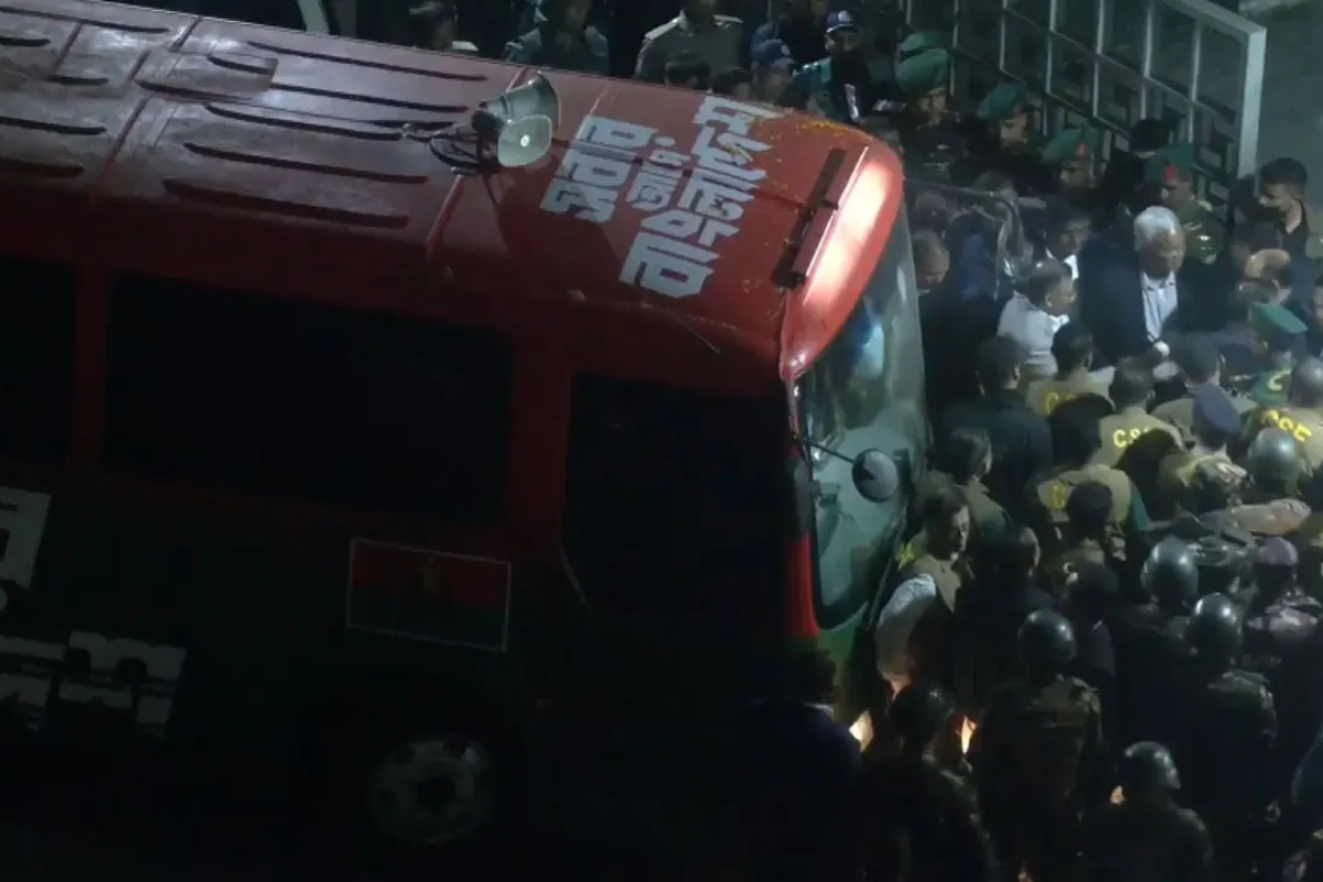দীর্ঘ ১৭ বছর পর হাসপাতালে মায়ের পাশে তারেক রহমান