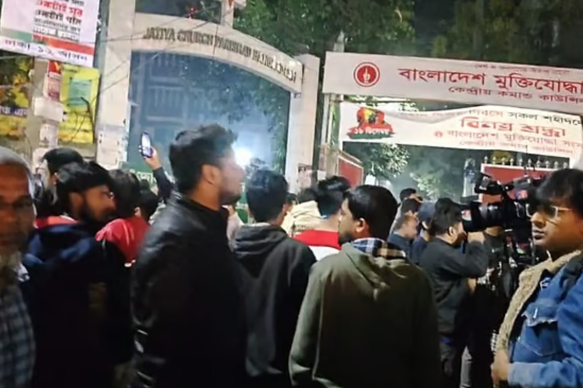 নিউ ইস্কাটনে বোমা বিস্ফোরণে প্রাণ গেল এক যুবকের