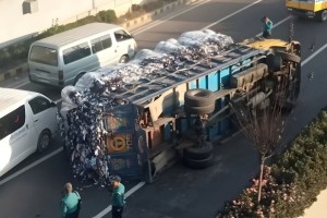 নিকুঞ্জে ট্রাক উল্টে যানজট, এয়ারপোর্ট রোডে ভোগান্তি