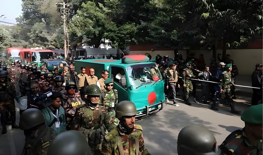 পতাকায় আবৃত গাড়িতে মানিক মিয়ায় যাচ্ছে খালেদা জিয়ার মরদেহ 1767158786 পতাকায় আবৃত গাড়িতে মানিক মিয়ায় যাচ্ছে খালেদা জিয়ার মরদেহ