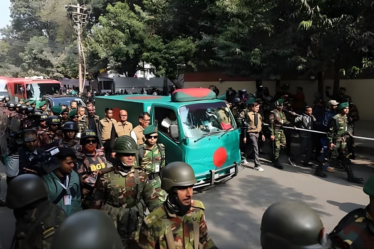পতাকায় আবৃত গাড়িতে মানিক মিয়ায় যাচ্ছে খালেদা জিয়ার মরদেহ