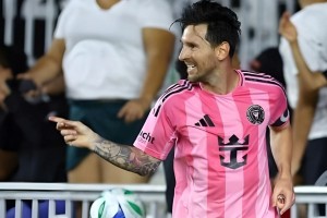 প্রাক-মৌসুমে মেসি বার্সেলোনার মুখোমুখি