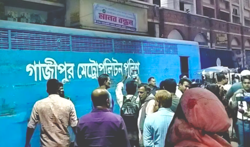 প্রিজন ভ্যানে জয় বাংলা স্লোগানে আদালত চত্বর উত্তাল অন্যায়ভাবে আটক করার অভিযোগ 1766067285 প্রিজন ভ্যানে 'জয় বাংলা' স্লোগানে উত্তাল আদালত চত্বর , অন্যায়ভাবে আটক করার অভিযোগ