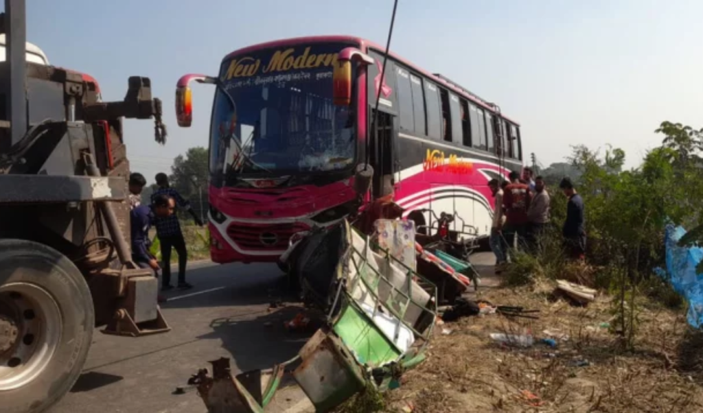 ফরিদপুরের ভাঙ্গায় বাস ও অটোরিকশা সংঘর্ষে ৩ জন নিহত 1764928802 ফরিদপুরের ভাঙ্গায় বাস ও অটোরিকশা সংঘর্ষে ৩ জন নিহত