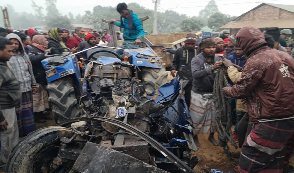 বাস ট্রাক্টরের সংঘর্ষে দুজনের প্রাণহানি থানায় জিজ্ঞাসাবাদ শুরু 1766841614 বাস-ট্রাক্টরের সংঘর্ষে দুজনের প্রাণহানি, থানায় জিজ্ঞাসাবাদ শুরু