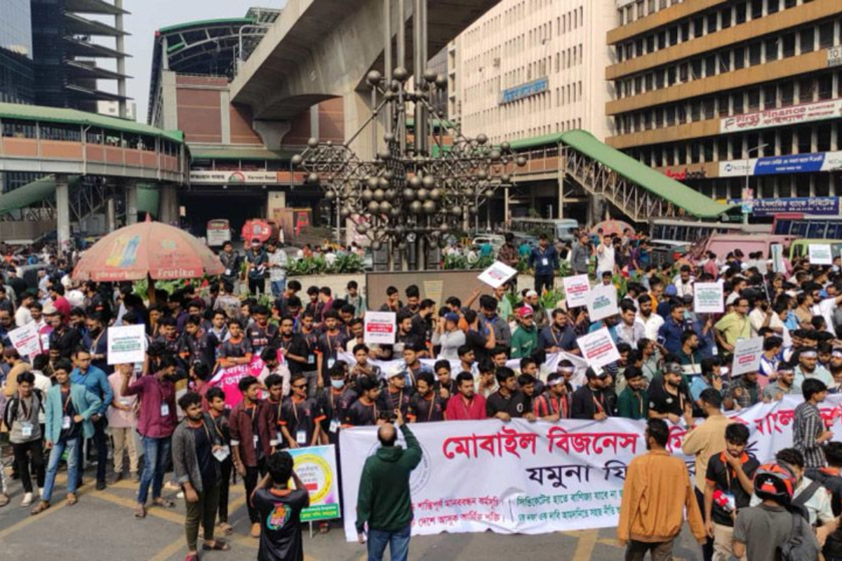 বিটিআরসি ঘেরাওয়ের ঘোষণা মোবাইল ব্যবসায়ীদের