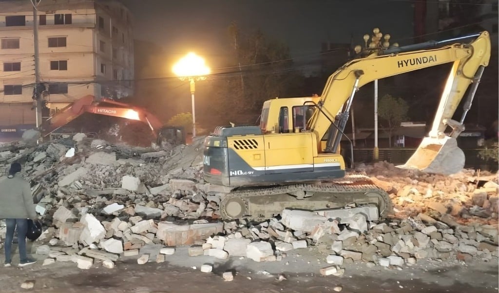 বুলডোজারে আ.লীগ অফিসে হামলা হাদির হত্যার প্রতিবাদ 1766124200 বুলডোজার নিয়ে আ.লীগ কার্যালয়ে হামলা