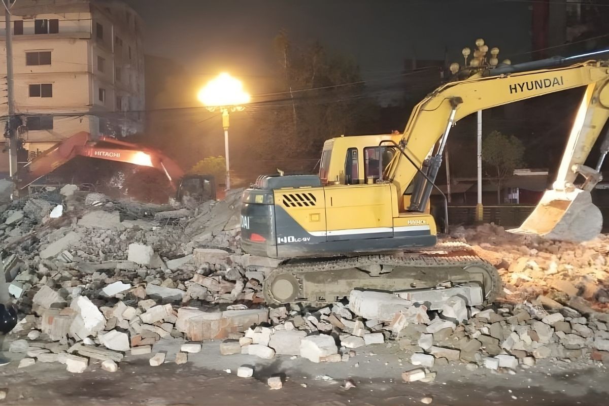বুলডোজার নিয়ে আ.লীগ কার্যালয়ে হামলা