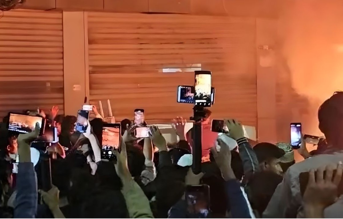 মধ্যরাতে কাওরান বাজারে দুই শীর্ষ পত্রিকা অফিসে আগুন