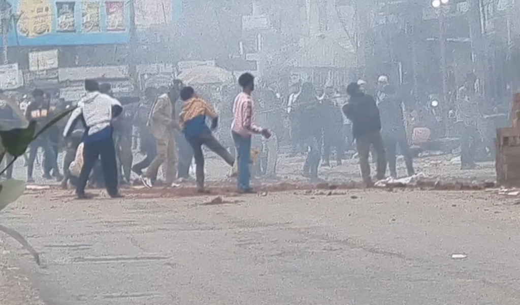 মাদারীপুরে আধিপত্য বিস্তারকে কেন্দ্র করে মহাসড়ক অবরোধ 1767111092 মাদারীপুরে আধিপত্য বিস্তারকে কেন্দ্র করে মহাসড়ক অবরোধ
